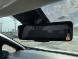 スマート・ルームミラーは、車両後方のカメラ映像をミラー面に映し出すので、同乗者や荷室に積んだ大きな荷物などが写り込んで見にくくなりがちな車内状況、天候などに影響されずクリアな後方視界が得られます。