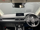 フロントピラーの位置を従来よりも後方にレイアウト。運転席からの視界の広がりを向上。車両の周囲の状況を、いち早く知ることで、安全に運行できます。