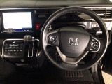 【ハンドル】運転にかかわる様々な操作を安全に行えるように視点移動が少なく操作性に配慮されたスイッチ類が凝縮されたコックピットです。