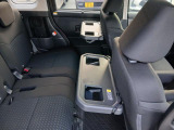 全てのクルマに車両検査証がついています。中古車オークション業界で確立された公正な基準を採用しています。トヨタ自動車によって、修復歴や状態を正しく判断できると認定された車両検査員が、1台1台検査し点数と