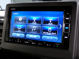 CD、DVD、Bluetooth、AM、FM、スマートフォン接続ができます。