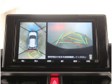 【パノラマモニター】に搭載した4つのカメラにより、車を真上から見ているような映像を表示。運転席から確認しにくい車両周囲の状況を把握できます。
