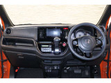 操作性に優れた運転席となります!小物入れや各ボタンの配置にこだわり、使いやすいです!座り心地もよく視認性も良好なのでロングドライブもお任せ下さい!