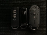 スマートキーを装備しています。鍵を差し込むことなくドアロックの開け閉めと、スタートボタン操作でのエンジンスタートができます。加えて、純正リモコンエンジンスターター用の操作キーもついています。
