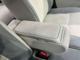 長時間の運転でも肘や腕を置いてリラックスでき、肩や腕の筋肉疲労を大幅に軽減する役割