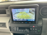 【バックカメラ】運転が苦手な方も車庫入れラクラクです!ギアをリバースに入れれば自動的に切り換わりますので、面倒な操作は不要です♪狭い駐車場もお車を傷つけず安心ですね!
