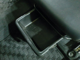 運転席からも助手席からも手の届きやすい位置に収納式トレイが付いています。