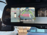 ディスプレイ付き自動防眩ルームミラー。
