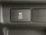 VSA装備車です。VSAはドライバーの操作と車の動きを見守っています。もし車の挙動が乱れたとき、4輪別々にブレーキをかけたり、エンジンパワーをしぼることによって車を安定させます。