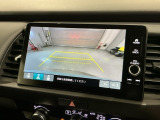 リバースギアに入れるだけで後方の表示へ切り替わります。夜間や雨の日の駐車も楽になりますよ。