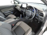 シンプルで使いやすいデザインの運転席です。