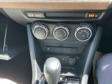 オート式エアコンは操作性が良好です。運転席と助手席にはシートヒーターが装備されており、座面と背もたれをすばやく温め、寒い時期にも快適な運転環境を提供します。