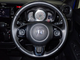 ハンドル左側にはオーディオ操作が出来るオーディオリモートコントロールスイッチ、右側にはHonda SENSINGとオートクルーズコントロールのスイッチを装備!
