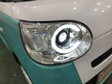 白く明るい光で夜間走行をサポートするLEDヘッドランプを搭載