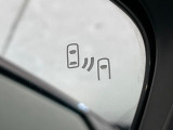 【ブラインドスポットモニター】走行中、ドアミラーの死角になりやすい箇所に後続車が接近するとサイドミラーのレンズに警告を表示!ドライバーに注意喚起をしてくれます。