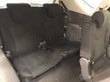 サードシートです。荷物が思ったより多くなった時や、大人数のドライブなど様々なシーンで対応が来ます。片方を畳んで荷物を載せたり、シートアレンジも自由自在。