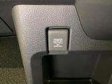 アクセサリーソケットはUSBのアダプターなどをつければ、スマホの充電にも使えます。周辺には物が置けるボックスがついています。