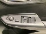 ハンドルの右側に電動格納付きパワーミラーの操作スイッチがついています。左右のサイドミラーの角度調節も微調整ができて便利です。パワーウインドウは運転席でドア4枚とも上下の操作ができるようになっています。