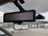 車両後方のカメラ映像を映し出し、車内の状況や、天候などに影響されずいつでもクリアな後方視界が得られるインテリジェントル-ムミラ-が装備されております。