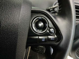 ステアリングには運転中でも簡単に操作できる各種スイッチついてます