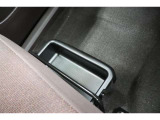 運転時の靴などを収納するときに便利な助手席シート下の収納スペースです。