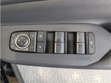 パワーウィンドウのスイッチですよ。 運転席に居ながら窓を開け閉めのコントロールできますよ。 ロック機能で、子供がイタズラして窓を開けるという事も無くなりますよ。
