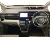 車内は光触媒抗菌消臭施工済です。インパネ周りはスタイリッシュなデザインで機能や装備も充実しています。グローブボックスやカップホルダーのほかにトレーなどたくさんの収納スペースが付いています。