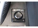 鍵の施錠開錠に合わせてドアミラーが開閉するオート格納機能付きのドアミラー。少し離れた場所からでも見た目で鍵の閉め忘れの確認が出来る便利な機能です。