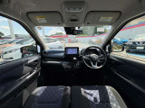 広々とした運転席で快適なドライブをお楽しみください