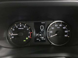 とっても見やすいメーターです。夜間時はラグジュアリーな気分にさせてくれる照明が魅力ですので、夜のドライブも楽しみになりますよ♪