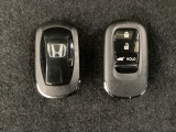 スマートキーを装備しています。鍵を差し込むことなくドアロックの開け閉めと、スタートボタン操作でのエンジンスタートができます。ボタン操作でトランクが開けられる電動テールゲートのボタンもついています。