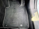 純正マットはいかがでしょうか。ご納車前にも徹底的に洗浄・掃除した後ご納車させて頂きます。