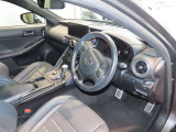見通しのよいすっきりとした視界で、誰でも運転しやすいです。運転のしやすさは疲れにくさにも繋がりますよ♪