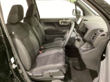 女性でも運転がしやすいように、シートの高さ調整機能(シートリフター)がついています。運転席と助手席の間が空いている為、助手席側への移動がスムーズです。交通量の多い道でも助手席側から乗り降りができます。
