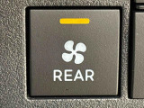 後部座席の方にも優しい、リヤヒーター付いてます。