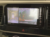 リバースギアに入れるだけで後方の表示へ切り替わります。夜間や雨の日の駐車も楽になりますよ。