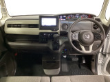 車内は光触媒抗菌消臭施工済です。インパネ周りはスタイリッシュなデザインで機能や装備も充実しています。グローブボックスやカップホルダーのほかにトレーなどたくさんの収納スペースが付いています。