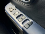 パワーウィンドウのスイッチですよ。 運転席に居ながら窓を開け閉めのコントロールできますよ。