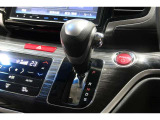 インパネシフトだから視線の移動も少なく足元もスッキリ♪運転席もゆったりしているのでゆとりを持ってドライブできますね!