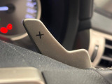 【パドルシフト】ハンドルから手を離さずに素早くシフトアップ&ダウンができるので、エンジンブレーキを使う下り坂や高速道路の合流で加速したい場面で役立ちます。