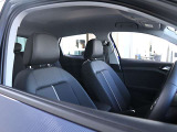 クオリティの高いシートを採用するのは、Audiのクルマづくりの哲学のひとつです。特に座り心地が重要です。体の大きなドイツ人が座っても頑丈な耐久性があります。。しかも肌触りも良く高級家具のようです。