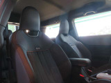 【運転席】スポーツシートでドライバーの体にフィットし、運転をしっかりとサポートしてくれます!