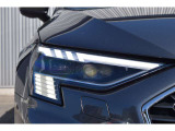 マトリクスLEDヘッドライト搭載!ロービーム用のLEDライトとひとつのユニットに多数のLEDが組み込まれたヘッドライトです。対向車や先行車を検知すると、その部分だけハイビームのLEDを消灯または減光させます。