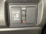 左側電動スライドドアは運転席からでも操作ができるように、ハンドル付近に開閉の操作スイッチが付いています。