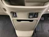 前席の左右別々のシートヒータースイッチが付いています。HiとLoの2段階で温度設定ができます。 スイッチの間にはアクセサリーソケットがついており、周辺には物が置けるボックスがついています。
