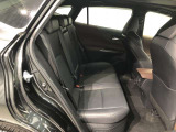 【後部座席】も当然、綺麗・清潔に仕上げております。内装の綺麗なお車は気持ちが良いですし、コンディションのいい車が多いです。これもオススメの1台です。