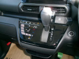 操作しやすいシフトレバーとタッチ式エアコンパネルで運転も楽々です。