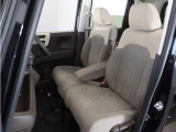 運転席と助手席は足元が繋がっているので自由に行き来しやすいので駐車場が狭いときでも助手席側からスムーズに乗り降りできて便利!