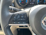 グリップ感の良い本革巻きステアリング。手を離さなくてもオーディオコントロールができるステアリングスイッチ付き。