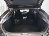 【トランクルーム】セカンドシートを折りたためば、低く広い床面が出現。大きなに荷物も収まります。